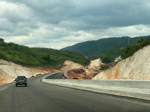 A section of the US$188-million May Pen to Williamsfield leg of Highway 2000 in Manchester (Photo: Kasey Williams)